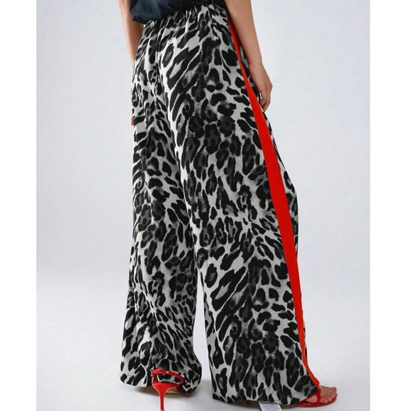 Classic Leopard print Wide Leg Pants - Picture 2 of 5